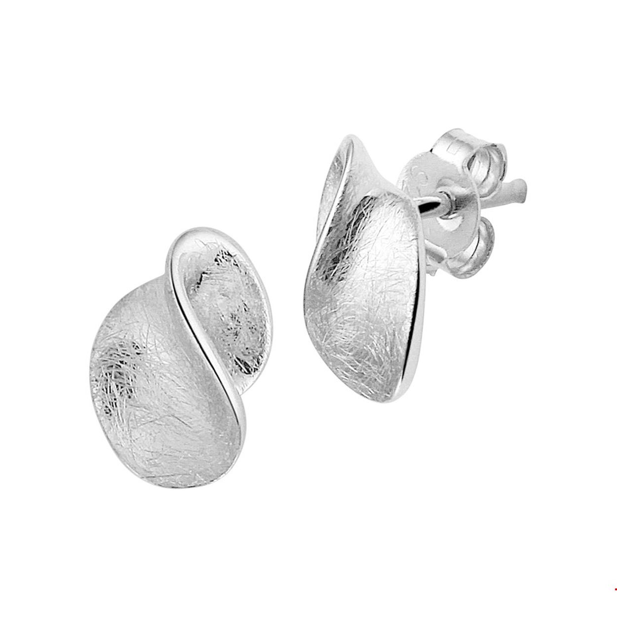 Huiscollectie zilveren oorknoppen met een poli en gescratchte afwerking.
Breedte: 7.5 mm
Hoogte: 11 mm