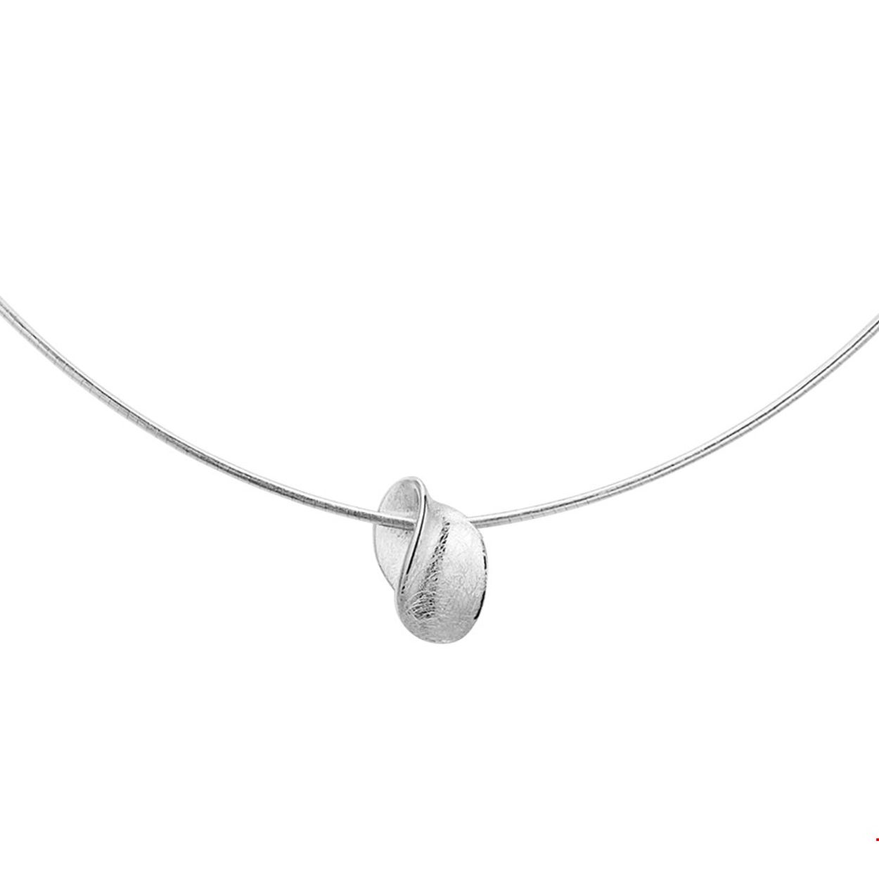 Gerhodineerd zilveren collier met een poli/gescratchte bewerking. 
Breedte: 10 mm
Kortste lengte: 45 mm
Langste lengte: 45 mm
Hoogte: 14.5 mm