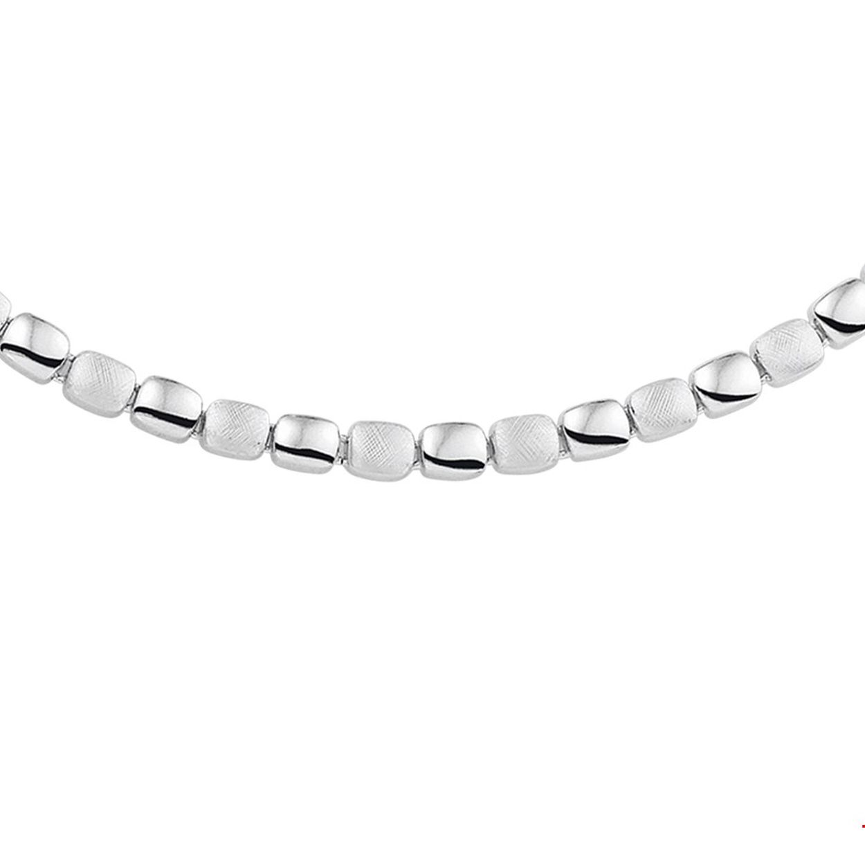 Zilveren schakelcollier in vierkanten met scratch en glanzende schakels.
Kortste lengte: 42 mm
Langste lengte: 45 mm
Hoogte: 5.5 mm