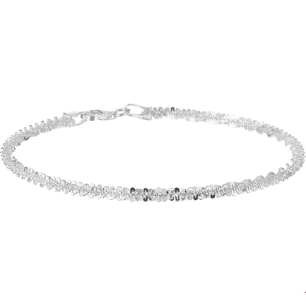 Deze zilveren armband is een elegante fantasiearmband van 3 mm breed, perfect voor elke gelegenheid. de armband is 3mm breed en heeft een lengte van 18 cm. Gemaakt van hoogwaardig zilver, voegt het een subtiele elegantie toe aan uw pols. Draag het solo voor een verfijnde look of combineer met andere armbanden voor een trendy stijl.