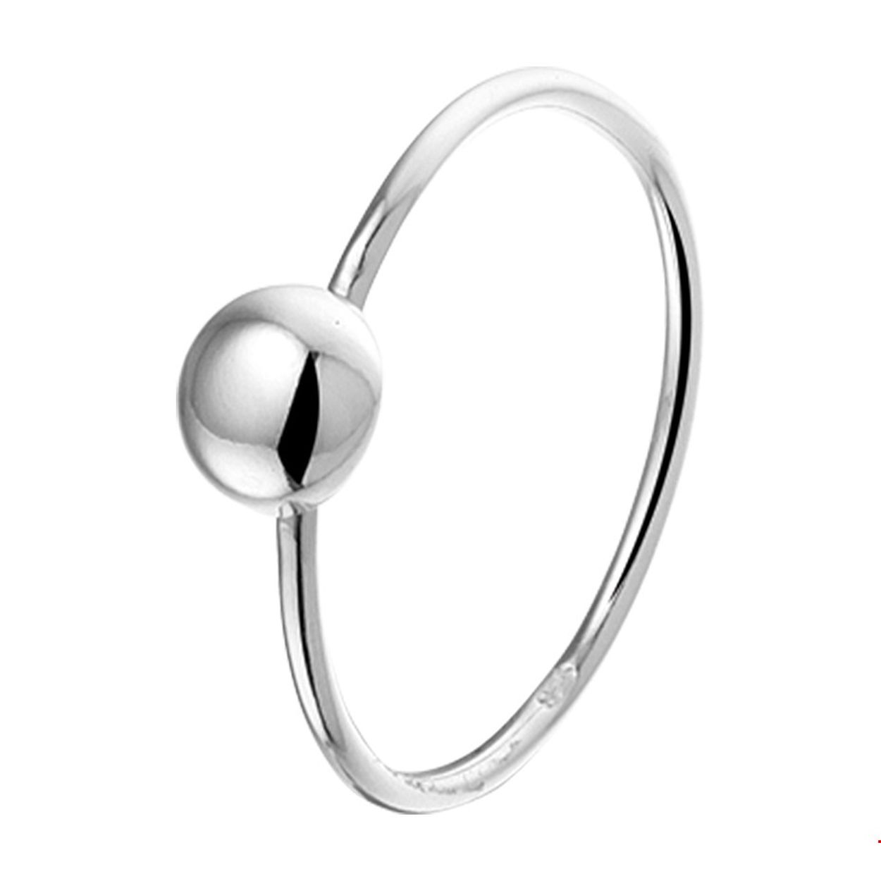 Beschrijving: Trendy gerhodineerd zilveren ring met een bol van 6mm in diameter. De ring  is perfect te combineren met sieraden uit onze collectie of uit je  eigen sieraden stash!. Info: Gerhodineerd zilver is door de rhodiumlaag beter bestand tegen verkleuren en krassen.
Uniekenummer serie: 37506
Verpakt per: 1
Doelgroep: dames
Ringmaat: 17.25 mm (54)
Breedte: 6 mm