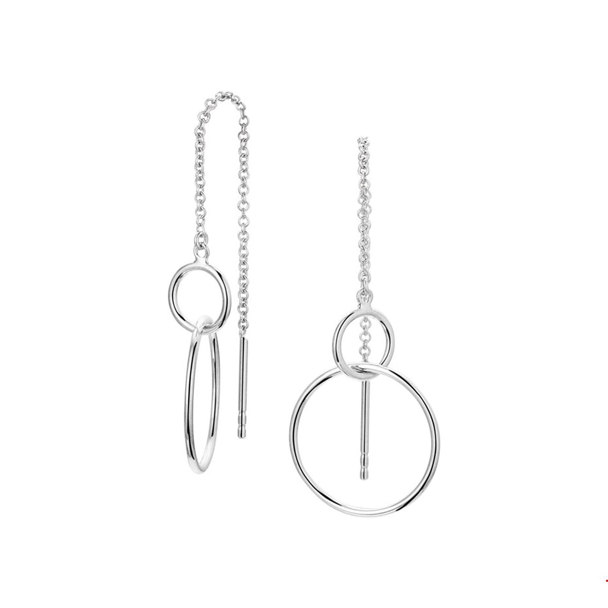 Trendy gerhodineerd zilveren doortrekoorbellen met een totale lengte van 8cm uitgevoerd met een anker schakel van 1.3mm en twee rondjes van 8mm en 22mm.Het schitterende design maken de doortrekoorbellen tot een ware eyecatcher. Tip: Leuk om kado te geven zie je ze al stralen!? Info: Gerhodineerd zilver is door de rhodiumlaag beter bestand tegen verkleuren en krassen.