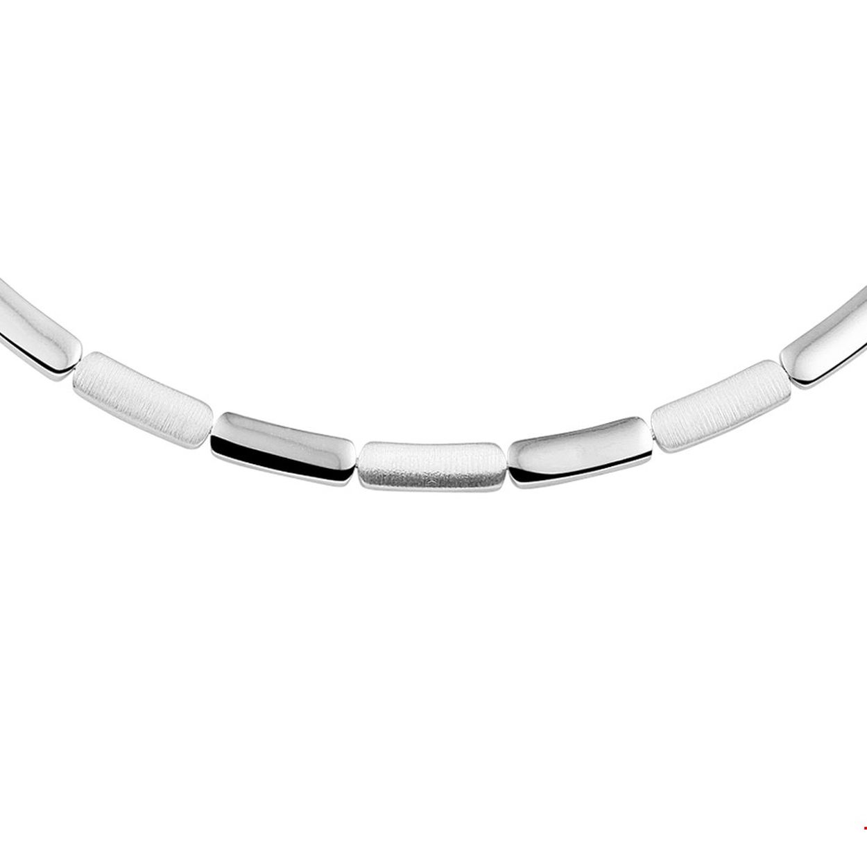 Beschrijving: Chique gerhodineerd zilveren collier met strakke schakels van 5.2mm breed uitgevoerd met een stevige karabijn sluiting. Het collier heeft om en om poli en matte schakels en stralen elegantie uit ze maken het collier tot een ware eyecatcher. Het collier is te combineren met bijpassende sieraden een perfecte combinatie als je subtiel glamour wilt toevoegen aan je look. Info: Gerhodineerd zilver is door de rhodiumlaag beter bestand tegen verkleuren en krassen.
Verpakt per: 1
Doelgroep: dames
Breedte: 5.2 mm
Langste lengte: 45 mm
