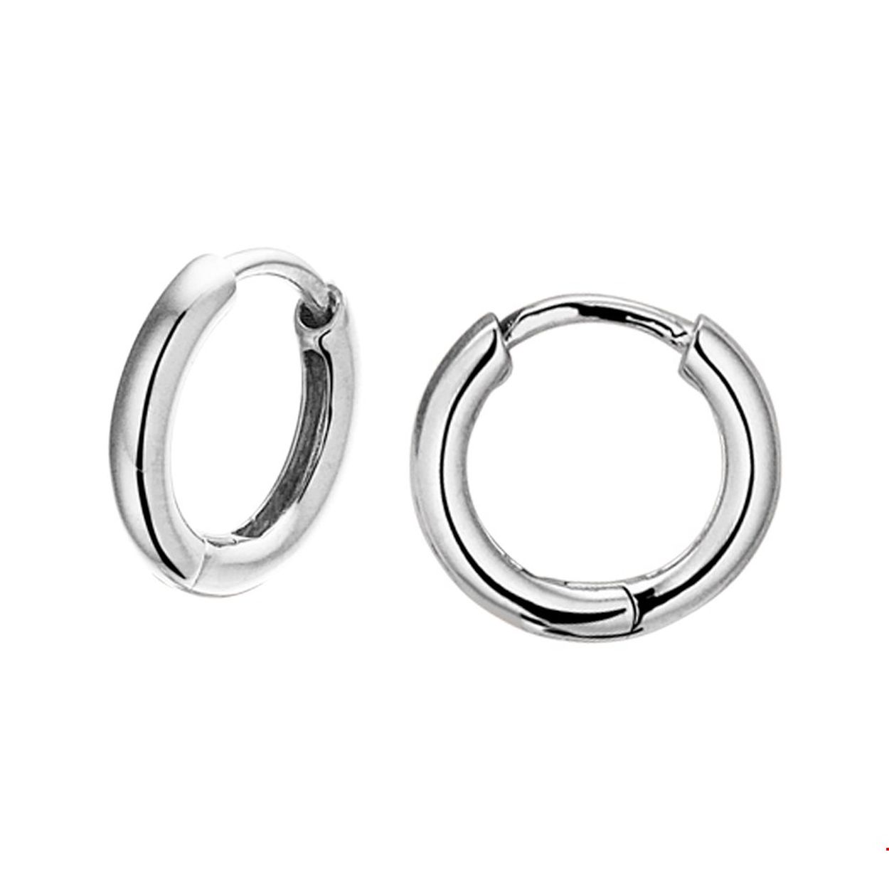 Beschrijving: Gerhodineerd zilveren creolen voor creoolhangers. De creolen hebben een half-bolle buis en een poli afwerking.
Uniekenummer serie: 39914
Verpakt per: 1
Doelgroep: dames
Breedte: 2 mm