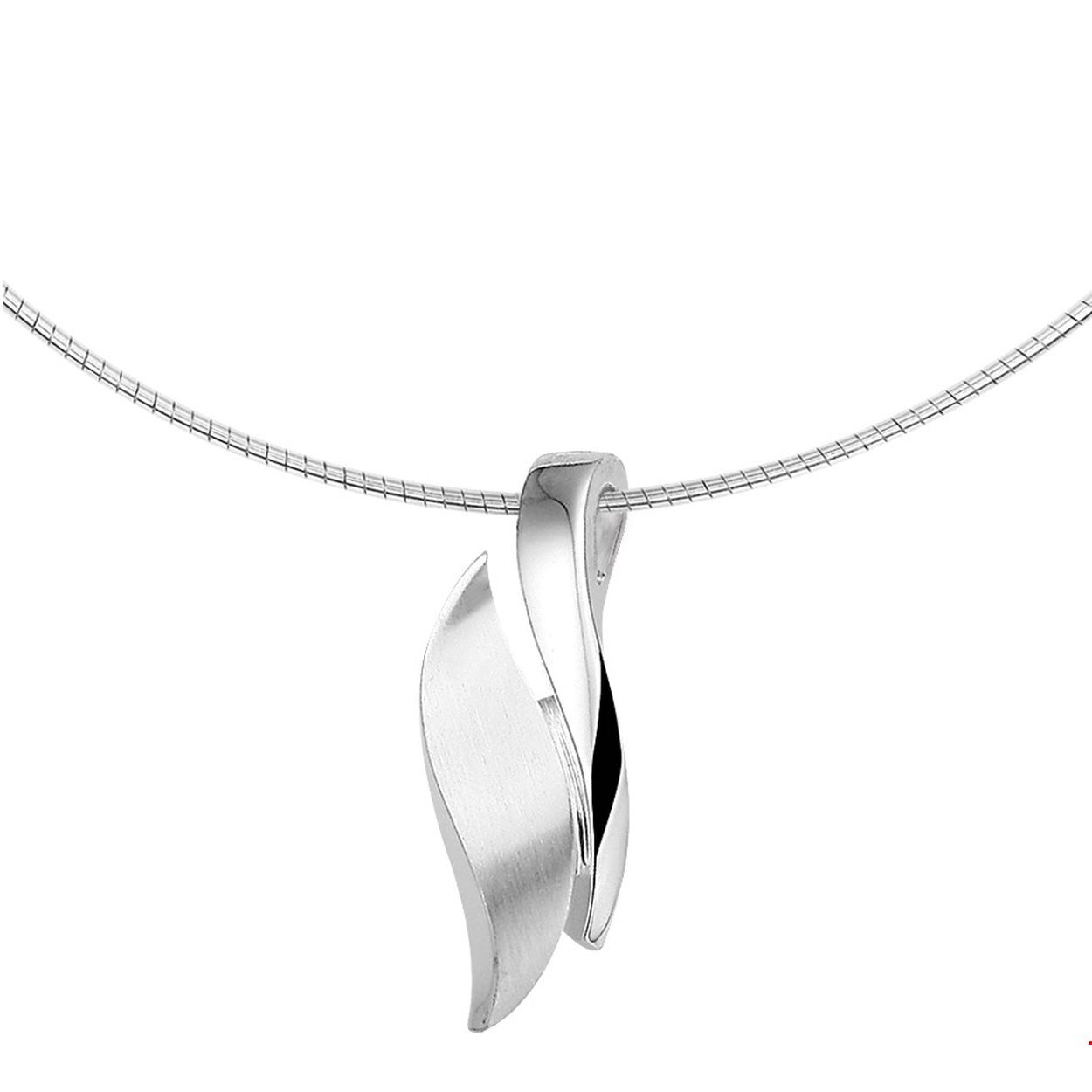 Gerhodineerd zilveren 1.5mm omega collier met een lengte van 42cm met een extensie van 3cm uitgevoerd met een stevige karabijn sluiting. Het collier is uitgevoerd met een luxe poli mat hanger vna 39,8x15mm. Deze sieraden hebben een luxe uitstraling en geven je outfit gegarandeerd de elegante look die je zoekt. 