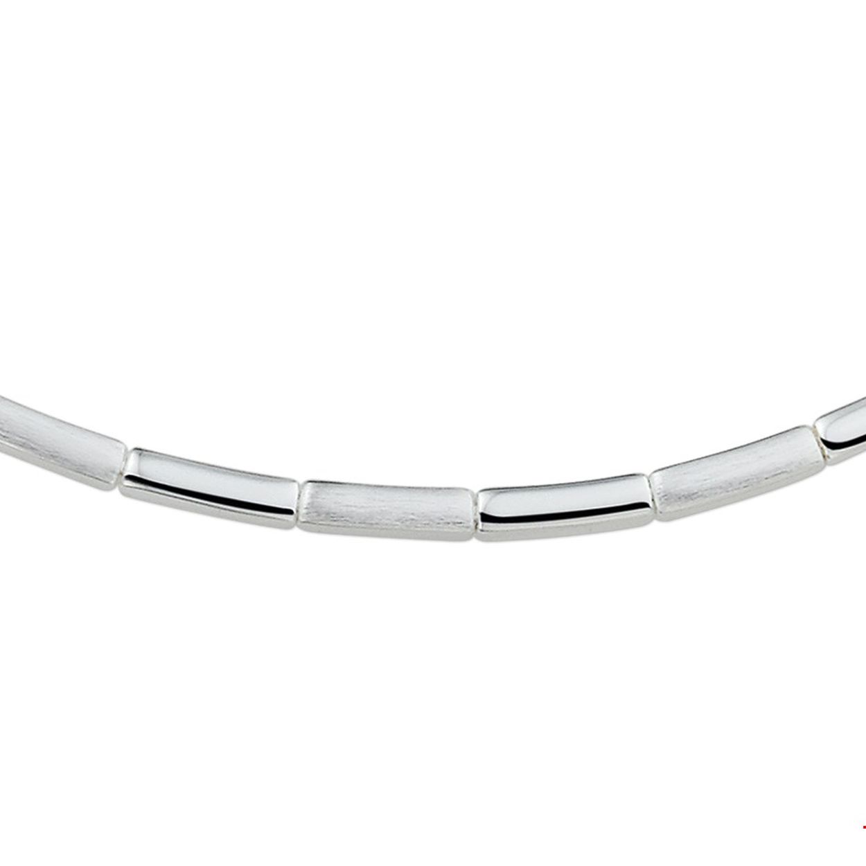 Gerhodineerd zilveren collier met een gepolijste en matte afwerking. 
Deze zilveren prachtige zilveren ketting heeft een lengte van 50 centimeter en een breedte van 3,5 millimeter. 
1327034