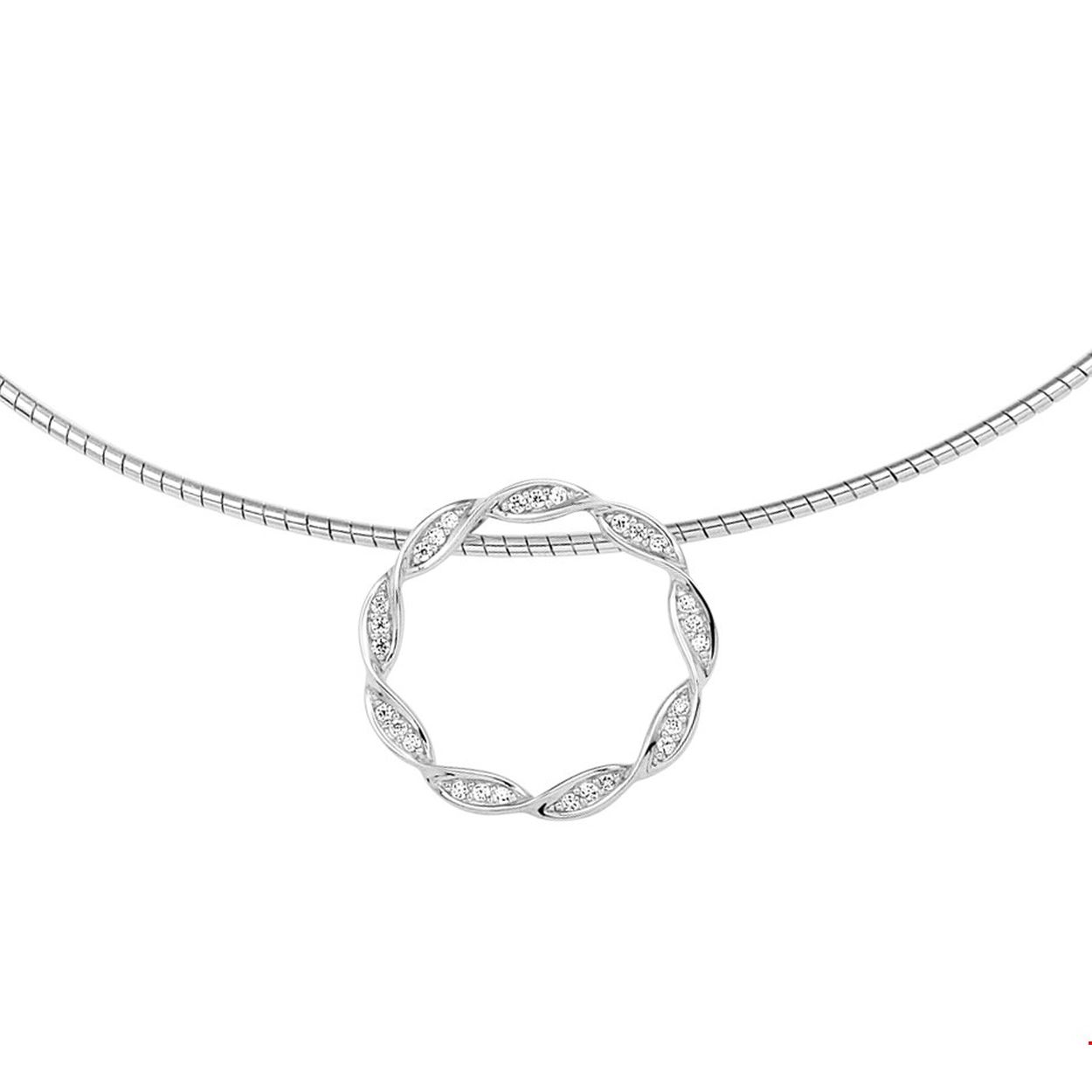 Stijlvol gerhodineerd 925 zilveren omega collier met een draaglengte van 42cm en een extensie van 3cm uitgevoerd met een stevige karabijn sluiting. Het collier heeft een ronde hanger met een diameter van 24.5mm en schitterende zirkonia rijen. Glam up your outfit! Tip: Leuk om kado te geven! Info: Gerhodineerd zilver is door de rhodiumlaag beter bestand tegen verkleuren en krassen.