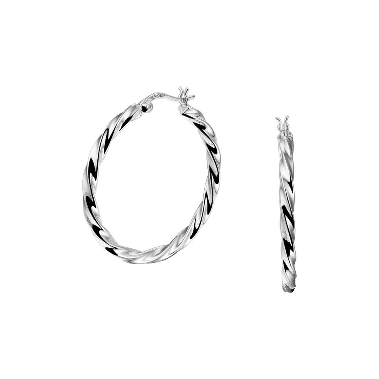 Beschrijving: Klassieke gerhodineerd zilveren creolen met een afmeting van 35.5x3mm uitgevoerd met een gedraaide buis en een stevige scharnier sluiting. Info: Gerhodineerd zilver is door de rhodiumlaag beter bestand tegen verkleuren en krassen.
Verpakt per: 1
Doelgroep: dames
Breedte: 3 mm