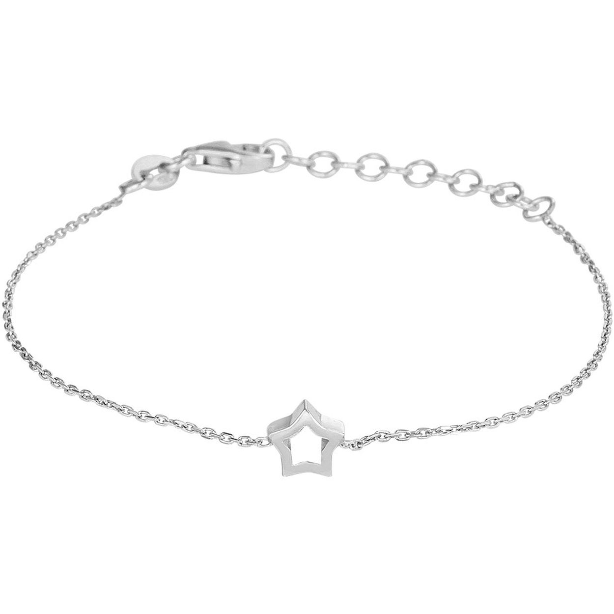 Gerhodineerd zilveren armband met een open ster van 6.5x6.5mm. De armband heeft een draaglengte van 15cm met een extensie van 3cm en is uitgevoerd met een stevige karabijn sluiting. De schakelbreedte bedraagt 1.0mm. Tip: Combineer deze armband met bijpassende ster sieraden uit onze collectie.