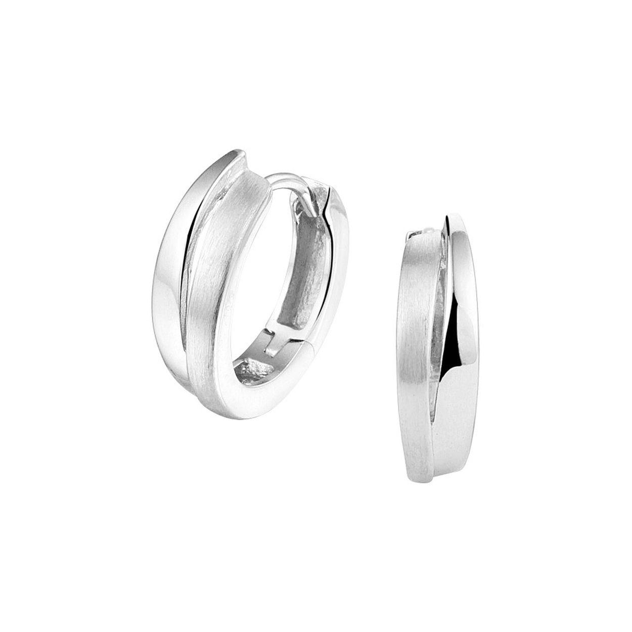 Gerhodineerd zilveren klapcreolen met een poli/matte afwerking. De creolen hebben een afmeting van 14x4.5mm en zijn een ware eyecatcher. Ze voegen een subtiele hoeveelheid glamour toe aan iedere outfit. Info: Gerhodineerd zilver is door de rhodiumlaag beter bestand tegen verkleuren en krassen.
