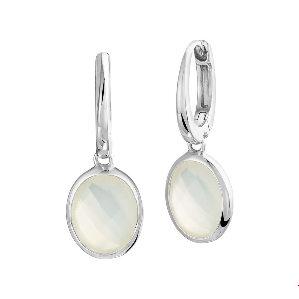 Beschrijving: Chique gerhodineerd zilveren oorringen uitgevoerd met schitterende wit maansteen hangers en een stevige scharnier sluiting. De klapcreolen hebben een totale hoogte van 2.6cm en de hanger heeft een afmeting van 14.5x10mm.