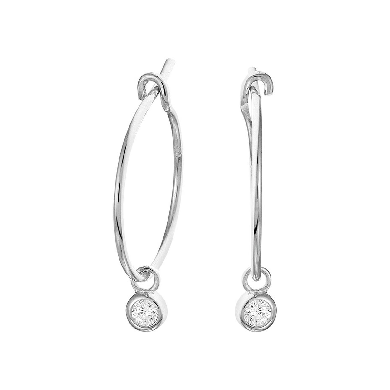 Trendy gerhodineerd zilveren oorringen met een afmeting van 15x0.8mm uitgevoerd met heldere zirkonia in een poli afgewerkte zetkast van 3.5mm. Tip: Leuk om kado te geven! Zie je ze al stralen? Info: Gerhodineerd zilver is door de rhodiumlaag beter bestand tegen verkleuren en krassen.