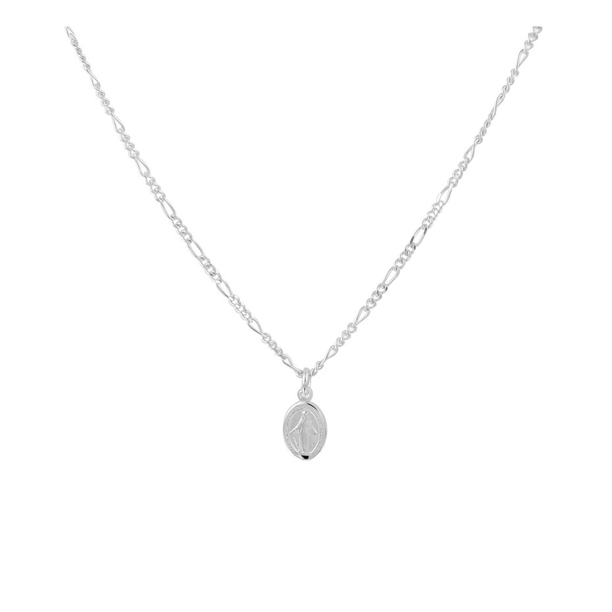 Beschrijving: Vintage gerhodineerd zilveren collier met een dubbelzijdige scapulier hanger met een afmeting van 10x5.5mm. Het collier heeft een draaglengte van 42cm en een extensie van 3cm. Dit collier is uitgevoerd met een stevige karabijn sluiting en geeft je look direct een chique en stijlvolle uitstraling.