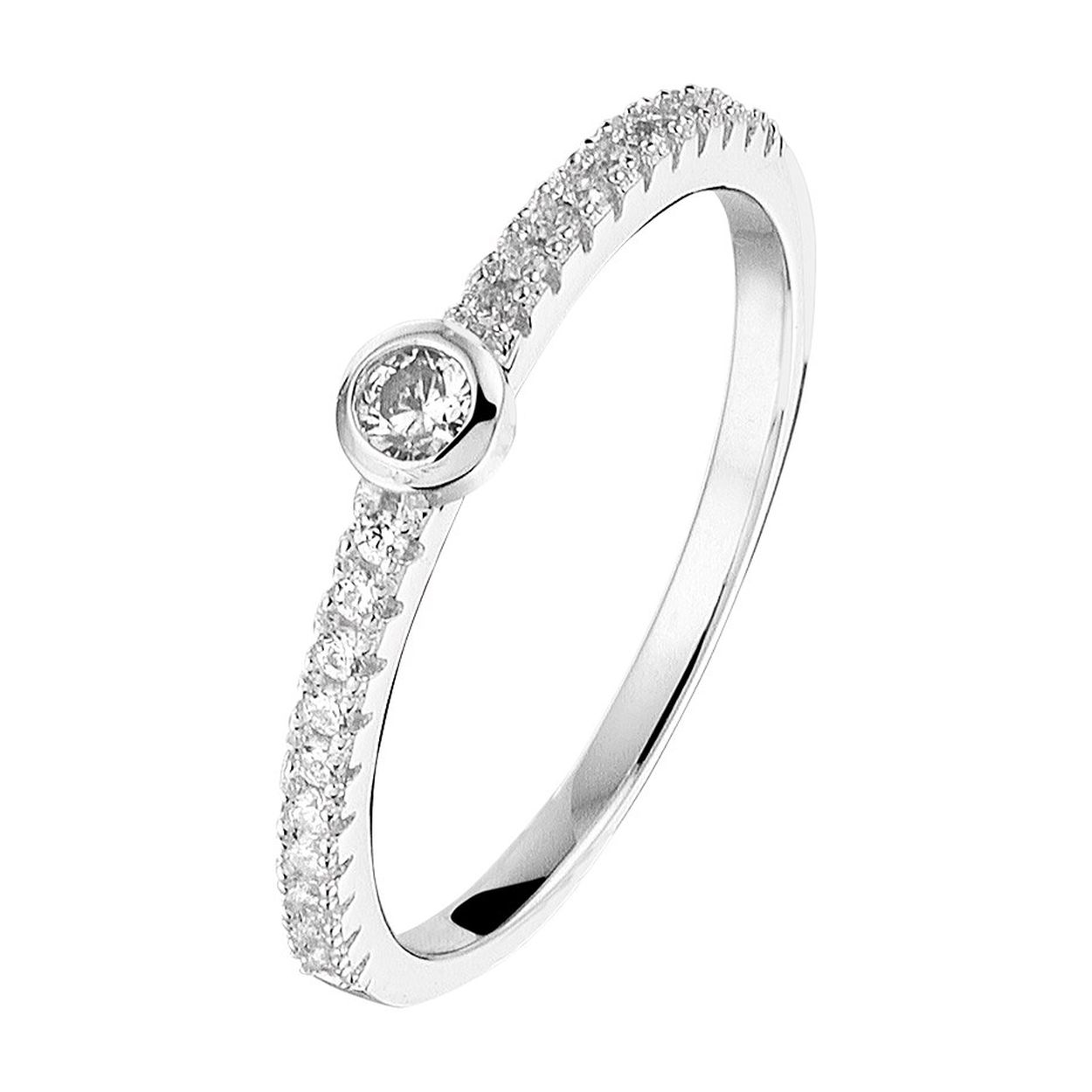 Gerhodineerd zilveren ring uitgevoerd met een zetkast en een rij met heldere zirkonia. Door de eenvoud en het verfijnde ontwerp kan deze ring perfect worden gedragen met andere sieraden. Info: Gerhodineerd zilver is door de rhodiumlaag beter bestand tegen verkleuren en krassen.