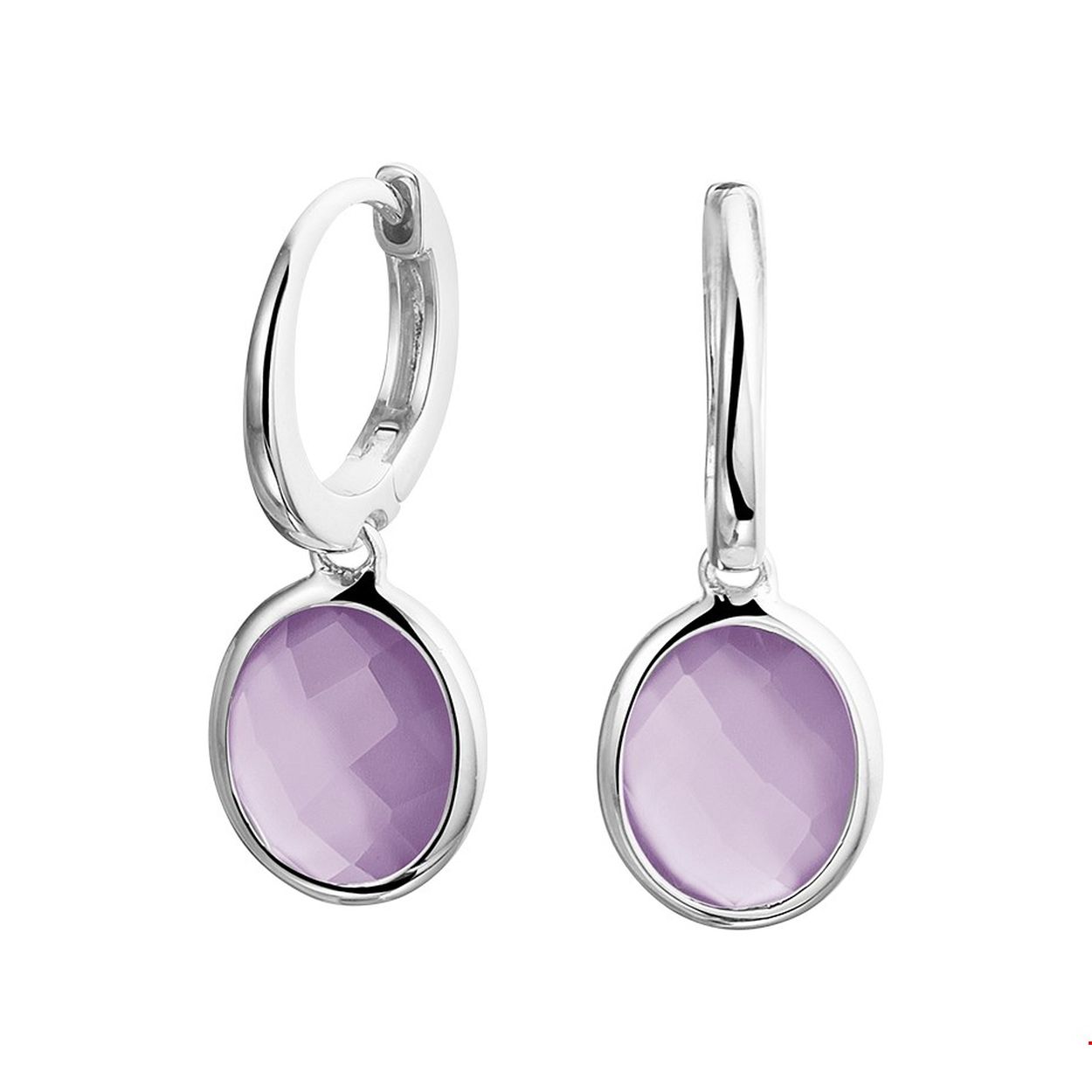 Beschrijving: Chique gerhodineerd zilveren oorringen uitgevoerd met schitterende amethyst hangers en een stevige scharnier sluiting. De klapcreolen hebben een totale hoogte van 2.6cm en de hanger heeft een afmeting van 14.5x10mm.