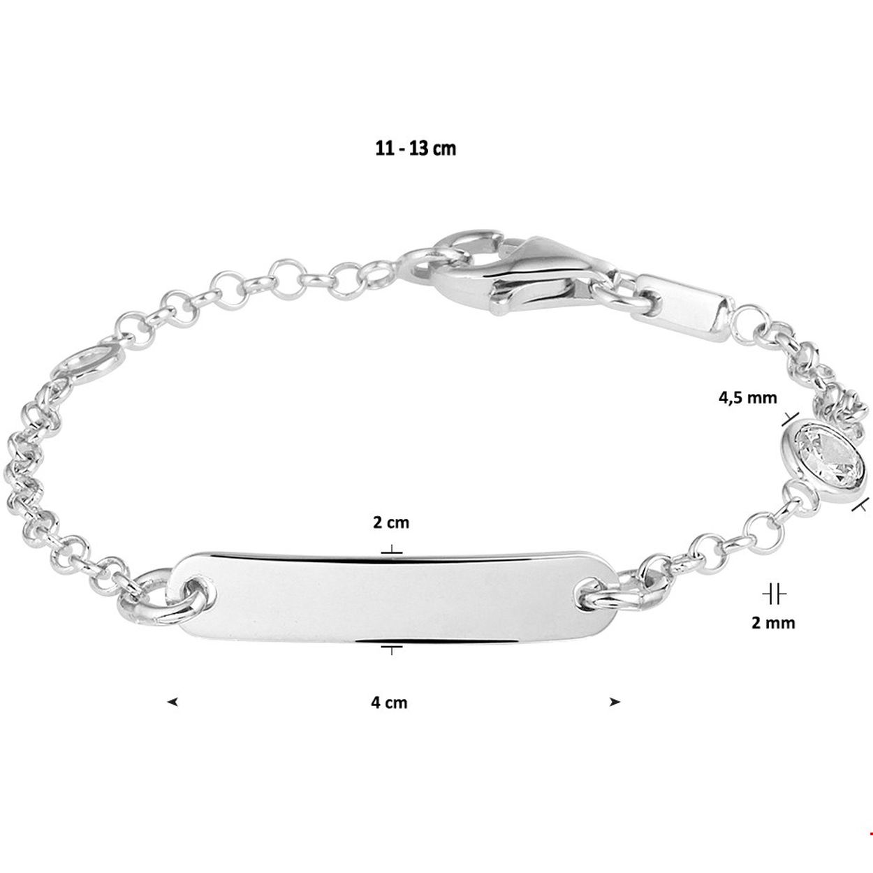 Gerhodineerd zilveren kinder graveerarmband uitgevoerd met een plaat van 4x20mm, een karabijn sluiting en een heldere zirkonia. Info: Gerhodineerd zilver is door de rhodiumlaag beter bestand tegen verkleuren en krassen.