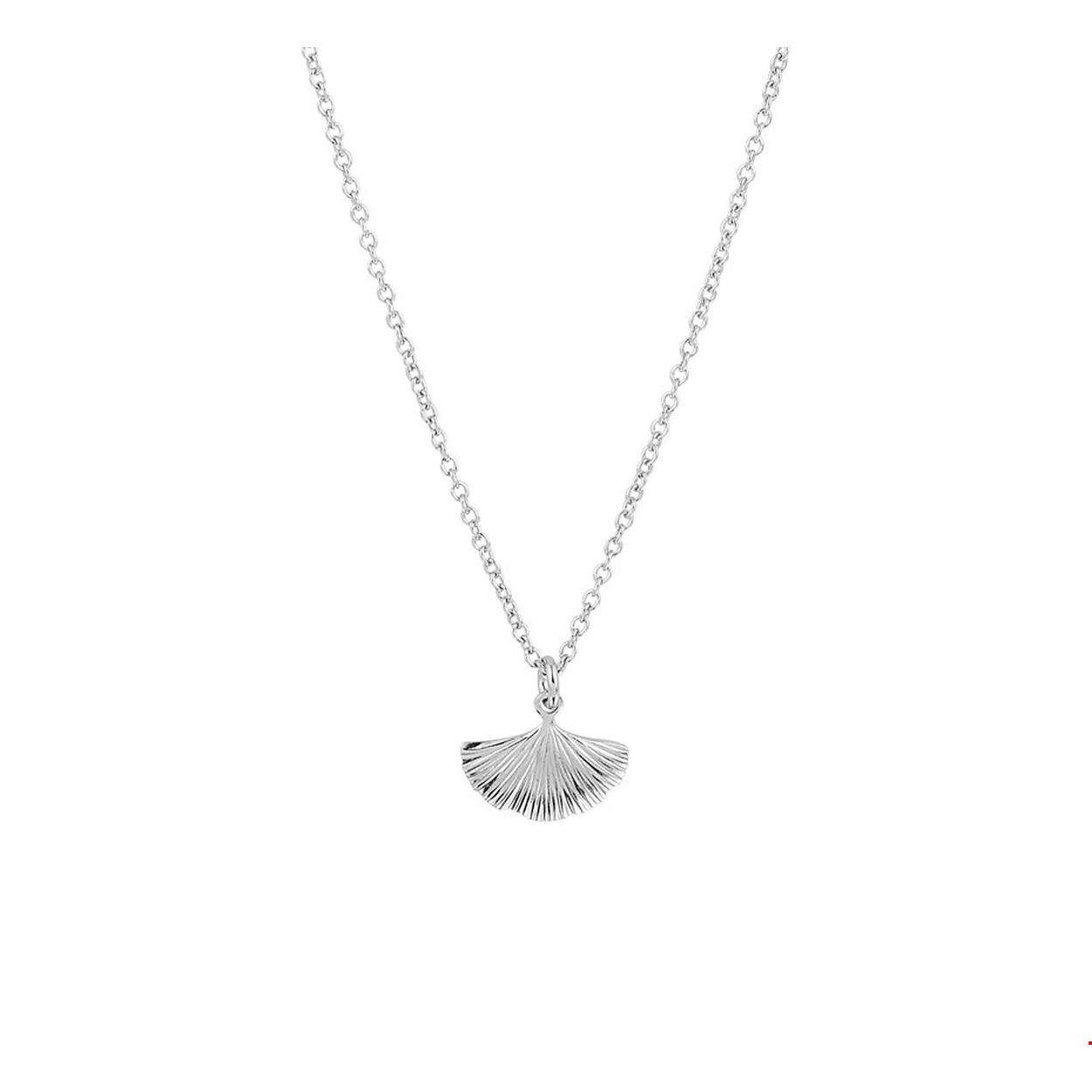 Beschrijving: Gerhodineerd zilveren collier met een hanger in de vorm van een ginkgo blad met een afmeting van 10x11.5mm. Het collier heeft een draaglengte van 41cm en een extensie van 5cm. Uitgevoerd met een stevige karabijn sluiting. Tip: Leuk om kado te geven! Zie je ze al stralen? Info: Gerhodineerd zilver is door de rhodiumlaag beter bestand tegen verkleuren en krassen.