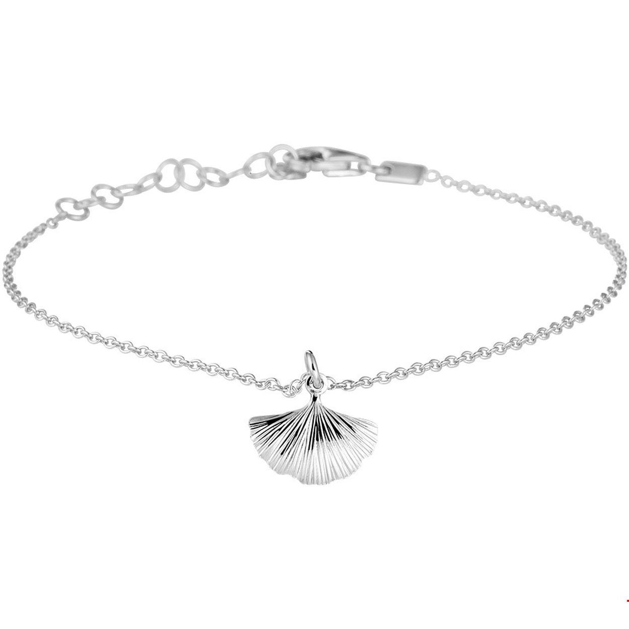 Beschrijving: Gerhodineerd zilveren armband met een hanger in de vorm van een ginkgo blad met een afmeting van 10x11.5mm. De armband heeft een draaglengte van 16cm en een extensie van 3cm. Uitgevoerd met een stevige karabijn sluiting. Tip: Leuk om kado te geven! Zie je ze al stralen? Info: Gerhodineerd zilver is door de rhodiumlaag beter bestand tegen verkleuren en krassen.