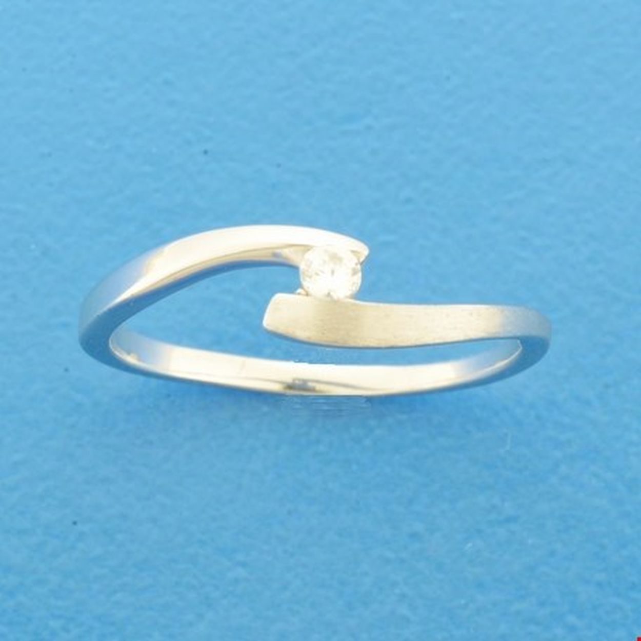 Gerhodineerd zilveren ring uitgevoerd met een heldere zirkonia en een poli/matte afwerking. De ring heeft een breedte van 5.5mm.