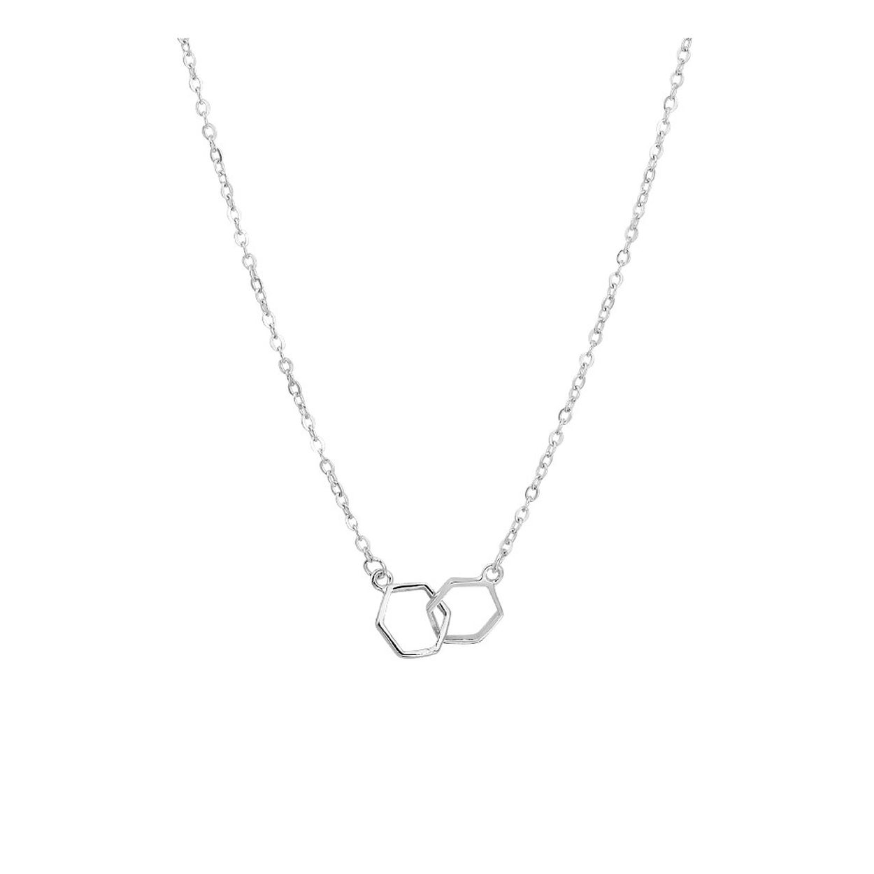 Gerhodineerd 925 zilveren collier uitgevoerd met twee zeshoeken. Het collier heeft een draaglengte van 40cm met een extensie van 4cm en een stevige karabijn sluiting. De zeshoeken hebben een hoogte van 6.5mm.