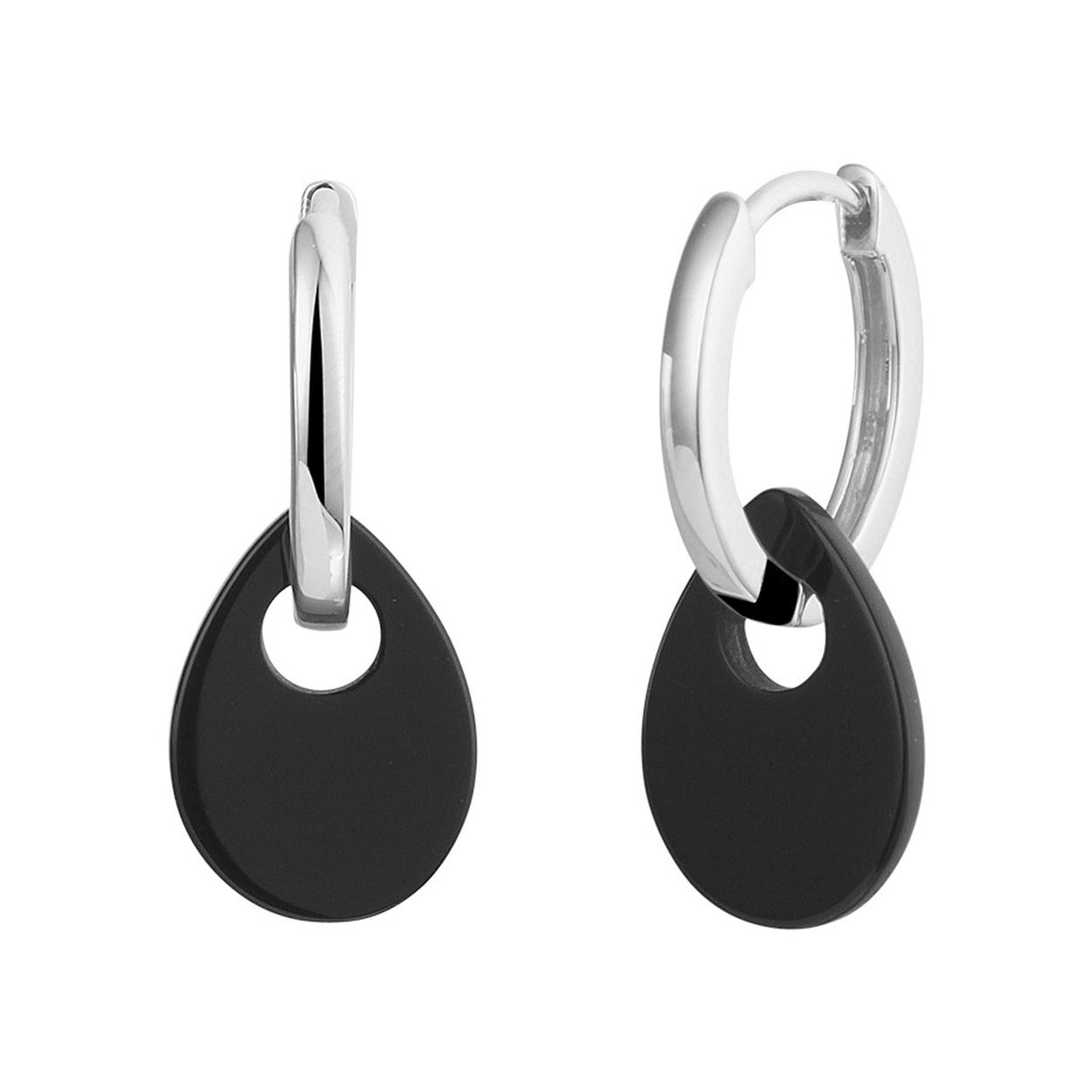 Gerhodineerd 925 zilveren oorringen uitgevoerd met een onyx hanger in druppelvorm. De oorringen hebben een totale hoogte van 2.6cm. De hanger heeft een afmeting van 15x11mm.
