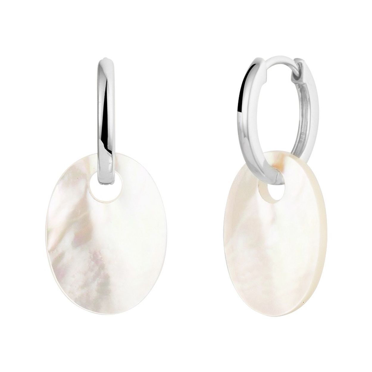 Gerhodineerd 925 zilveren oorringen uitgevoerd met een ovale parelmoer hanger. De oorringen hebben een totale hoogte van 3.1cm. De hangers hebben een afmeting van 20x15mm.