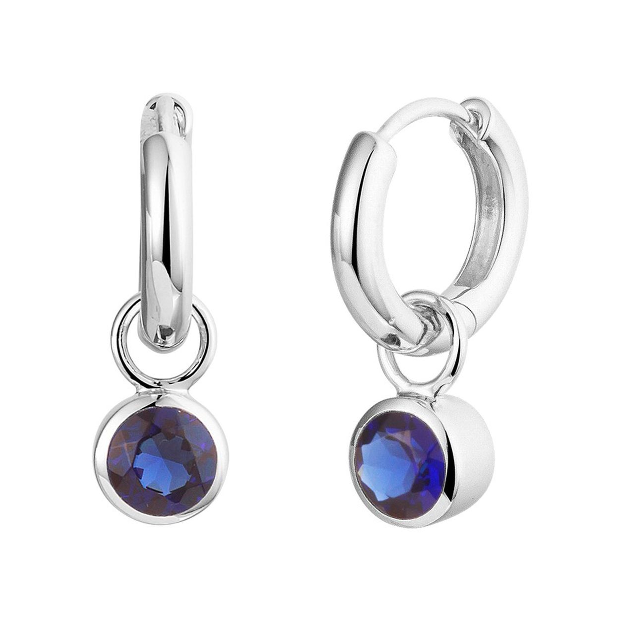 Gerhodineerd 925 zilveren klapoorringen uitgevoerd met een hanger met daarin een schitterende synthetisch saffier. De oorringen hebben een afmeting van 15x2.8mm. De hanger heeft een diameter van 6mm.