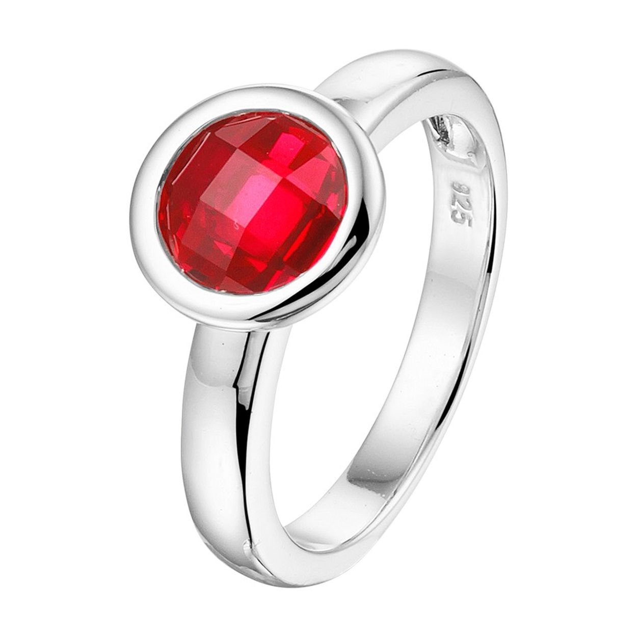 Gerhodineerd 925 zilveren ring uitgevoerd met een schitterende synthetisch robijn. De ring heeft een breedte van 9mm.