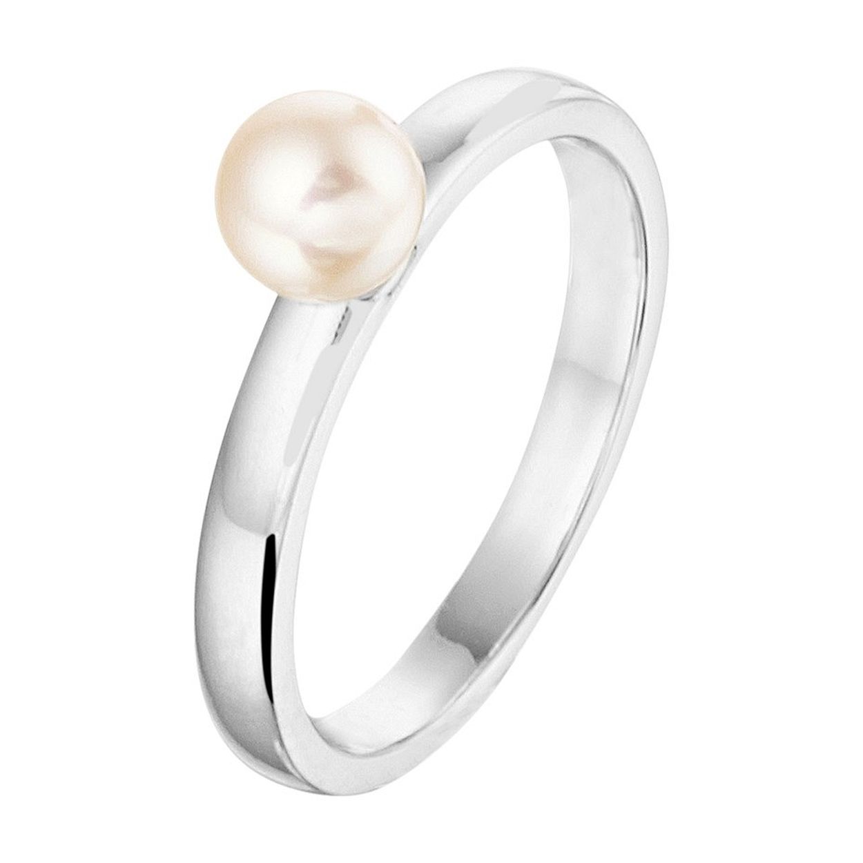 Gerhodineerd 925 zilveren ring uitgevoerd met een zoetwaterparel. De ring heeft een breedte van 4.5mm.
