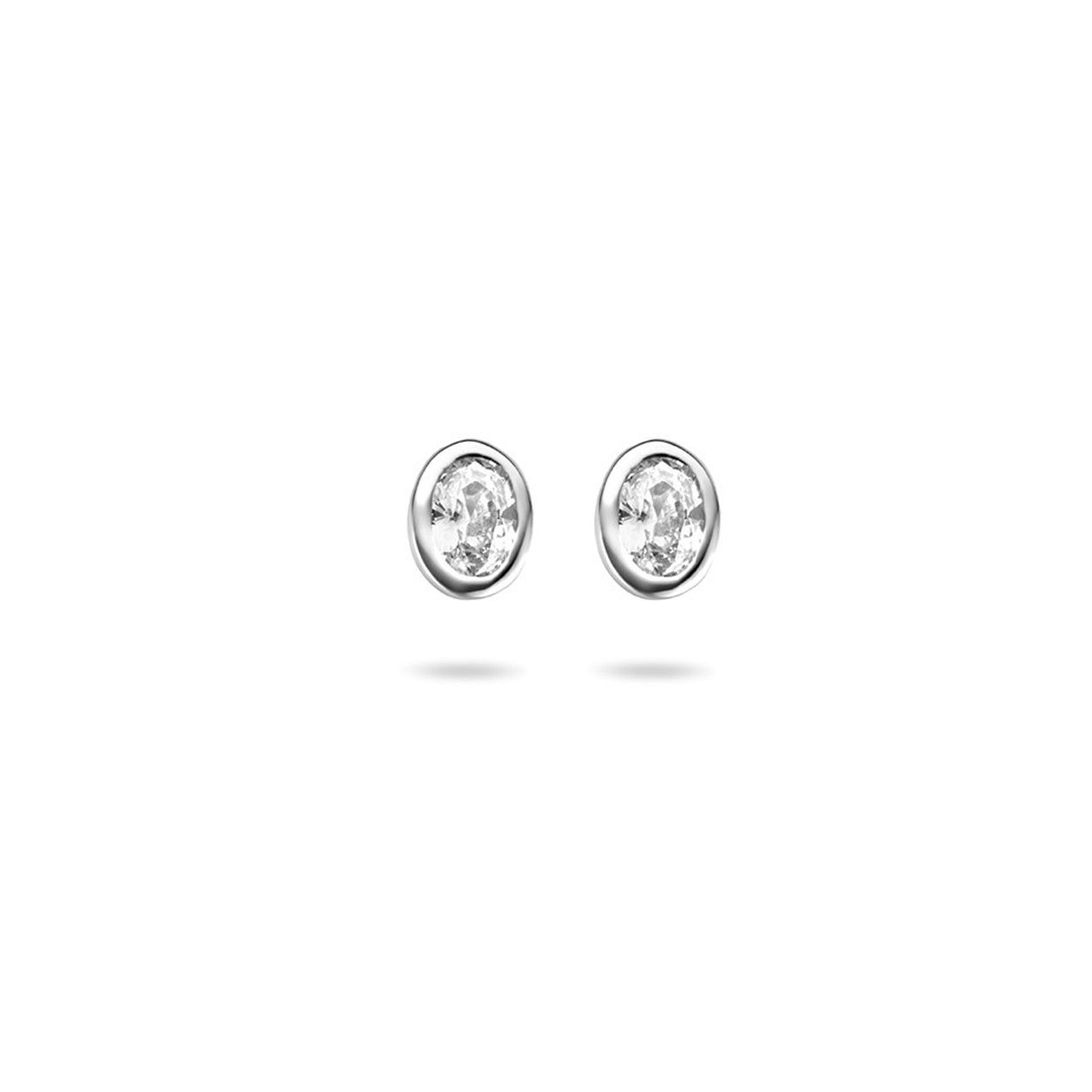 Gerhodineerd 925 zilveren ovale oorknoppen uitgevoerd met een schitterende zirkonia. De oorknoppen hebben een afmeting van 5.5x4mm.
