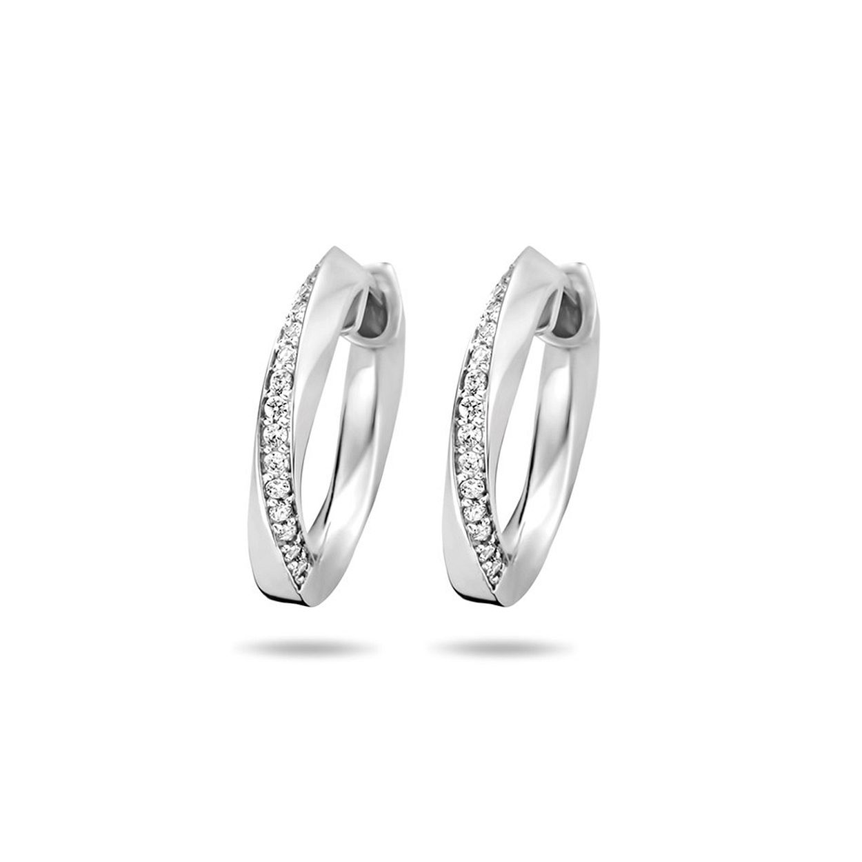 Gerhodineerd 925 zilveren klapoorringen uitgevoerd met een schitterende zirkonia rij. De oorringen hebben een diameter van 16.5mm en een dikte van 2.5mm.