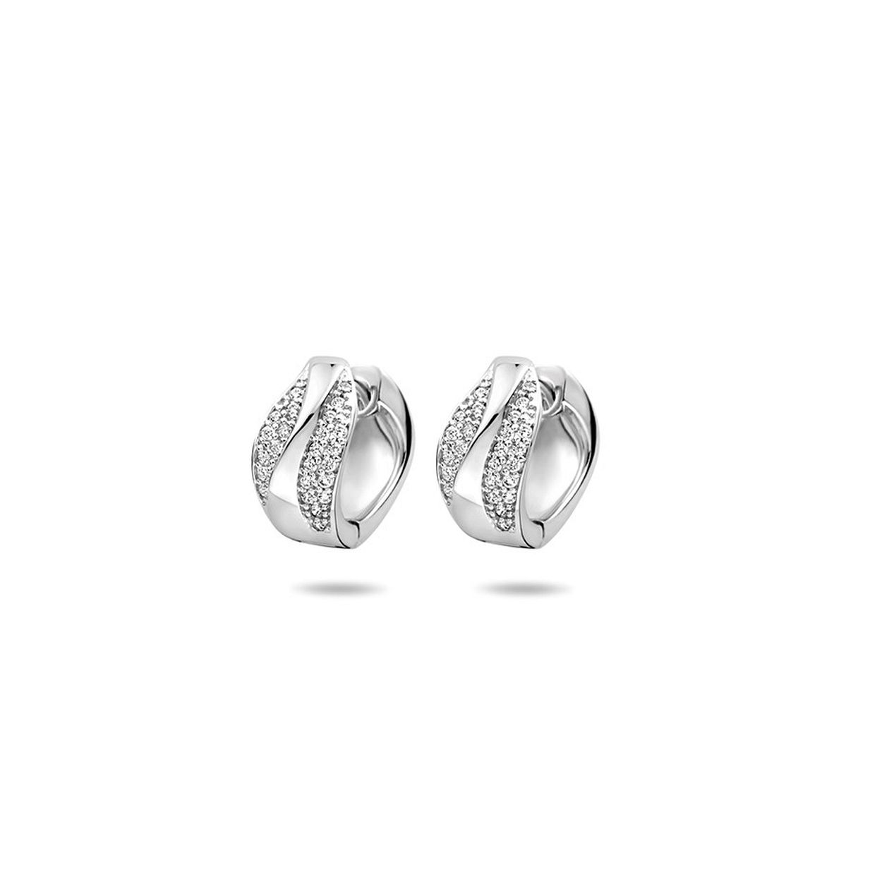 Gerhodineerd 925 zilveren klapoorringen uitgevoerd met een schitterend zirkonia vlak. De oorringen hebben een afmeting van 14x7mm.