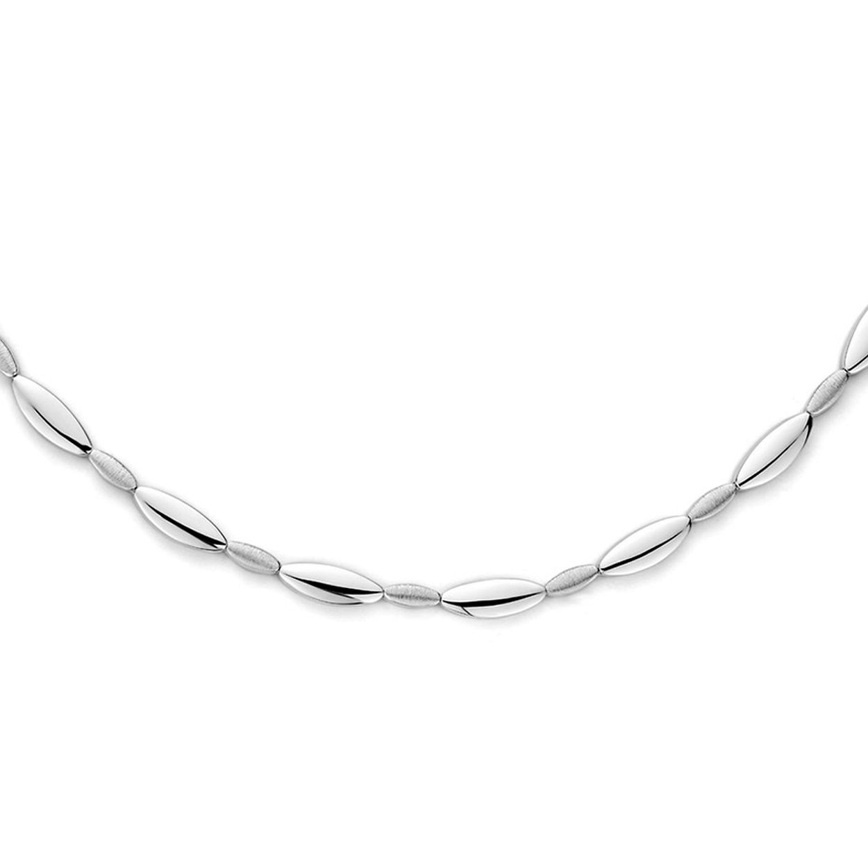 Gerhodineerd 925 zilveren collier uitgevoerd met een poli/matte afwerking en een stevige karabijn sluiting. Het collier heeft een breedte van 5.2mm en een draaglengte van 43cm.