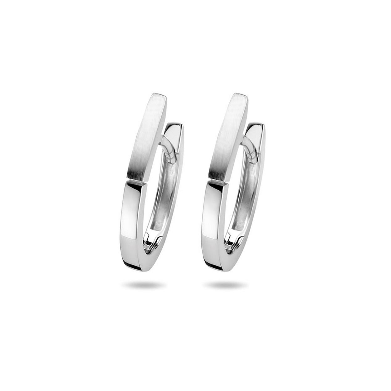Gerhodineerd 925 zilveren klapoorringen uitgevoerd met een poli/matte afwerking. De oorringen hebben een afmeting van 17.5x2mm.
