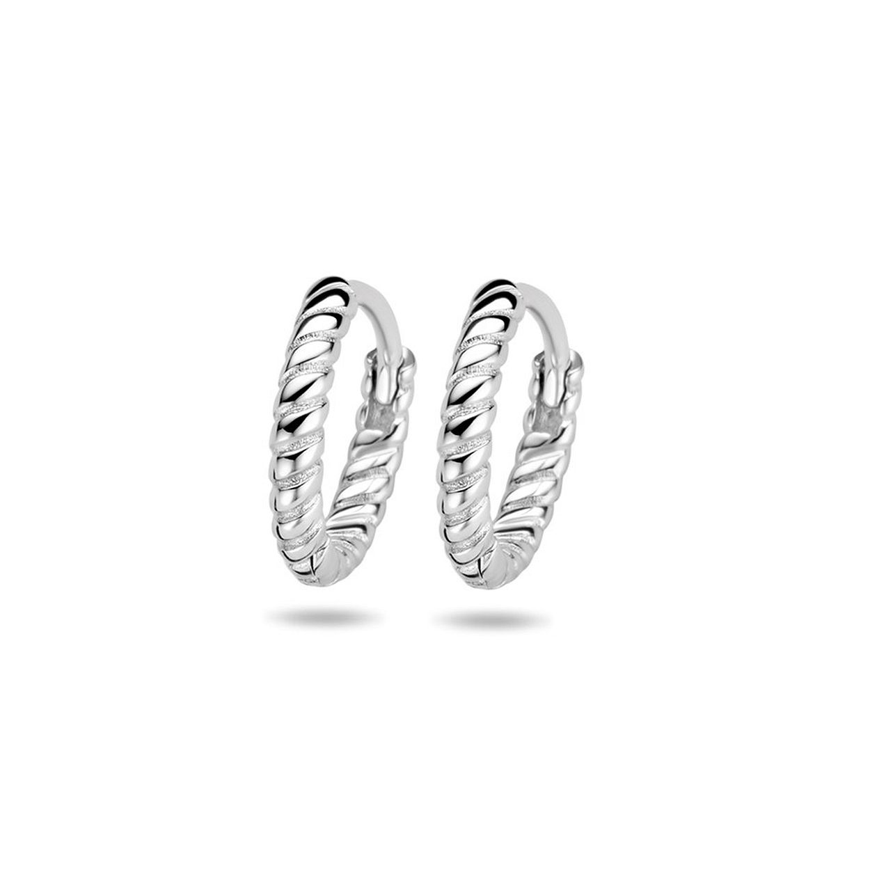 Gerhodineerd 925 zilveren klapoorringen. De oorringen hebben een afmeting van 11x2mm.