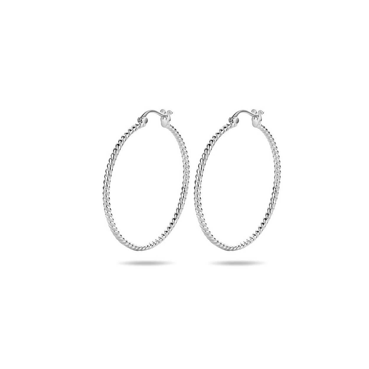 Gerhodineerd zilveren oorringen met een gedraaide afwerking en hefboomsluiting. De oorringen hebben een diameter van 44mm en een dikte van 2.4mm.