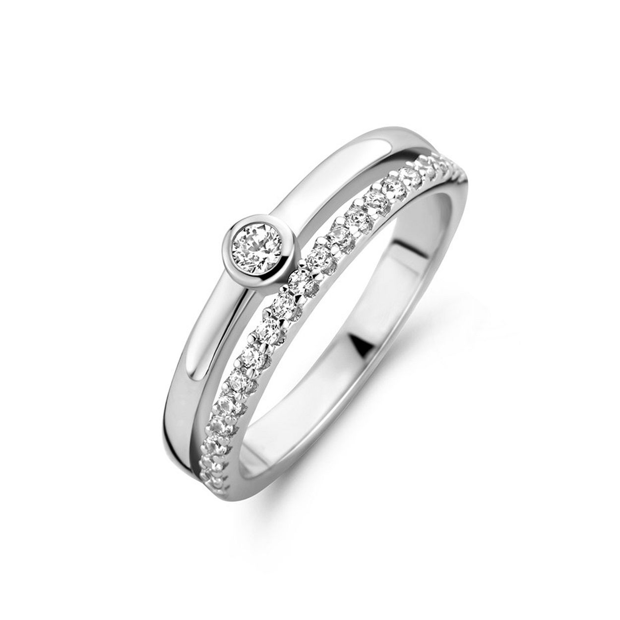 Gerhodineerd 925 zilveren ring uitgevoerd met schitterend zirkonia. De ring heeft een breedte van 5mm.