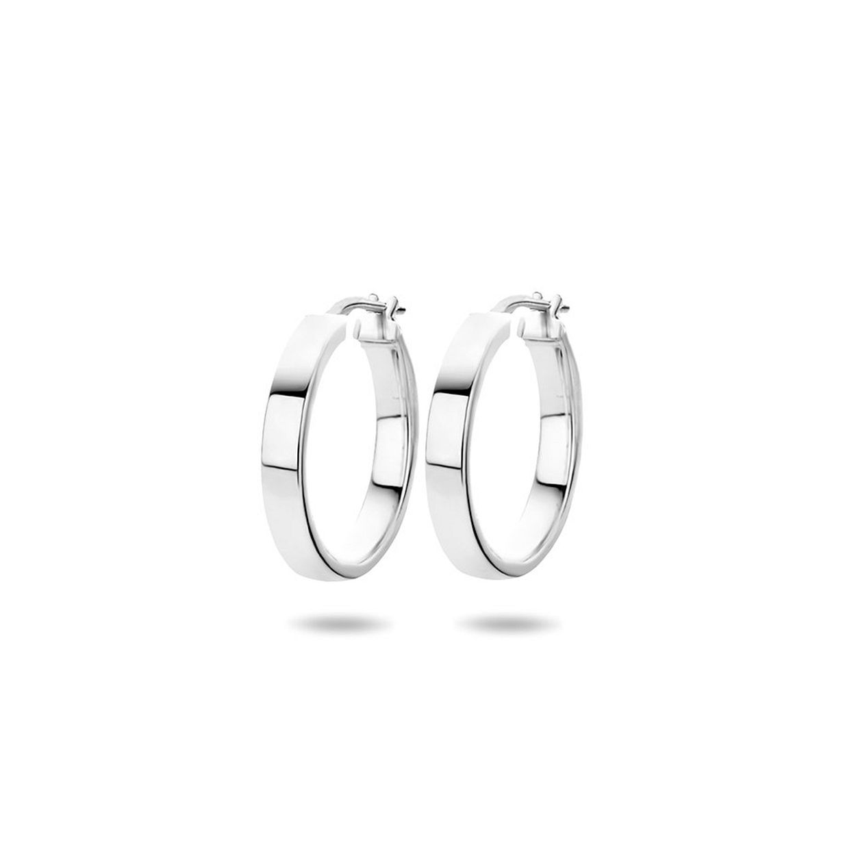 Gerhodineerd 925 zilveren oorringen. De oorringen hebben een afmeting van 23x4mm.