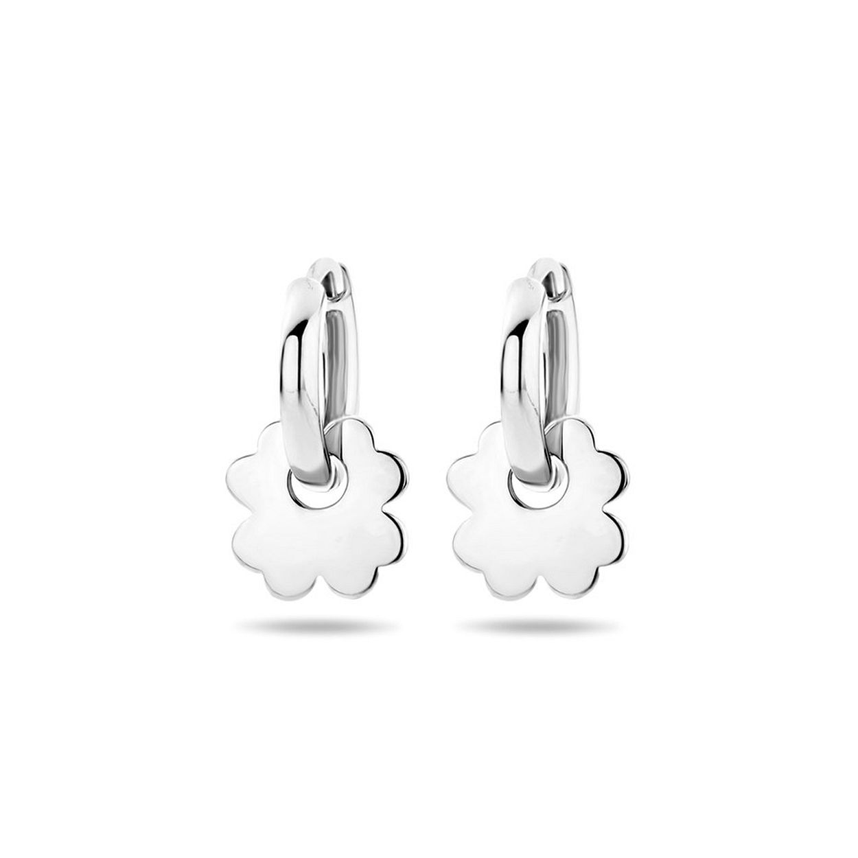 Gerhodineerd 925 zilveren klapoorringen uitgevoerd met een hangertje in de vorm van een klavertje. De oorringen hebben een dikte van 2mm en een diameter van 12.5mm. Het hangertje heeft een diameter van 9.5mm.