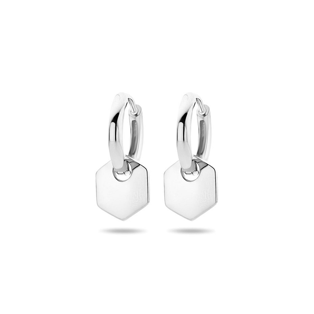 Gerhodineerd 925 zilveren klapoorringen uitgevoerd met een hangertje in de vorm van een zeshoek. De oorringen hebben een dikte van 2mm en een diameter van 12.5mm. Het hangertje heeft een afmeting van 9.5x8.5mm.