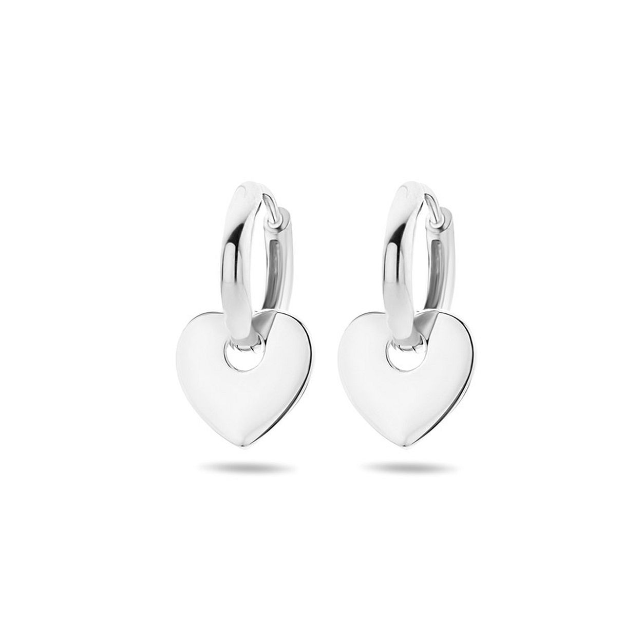 Gerhodineerd 925 zilveren klapoorringen uitgevoerd met een hangertje in de vorm van een hartje. De oorringen hebben een dikte van 2mm en een diameter van 12.5mm. Het hartje heeft een afmeting van 9.7x10.5mm.