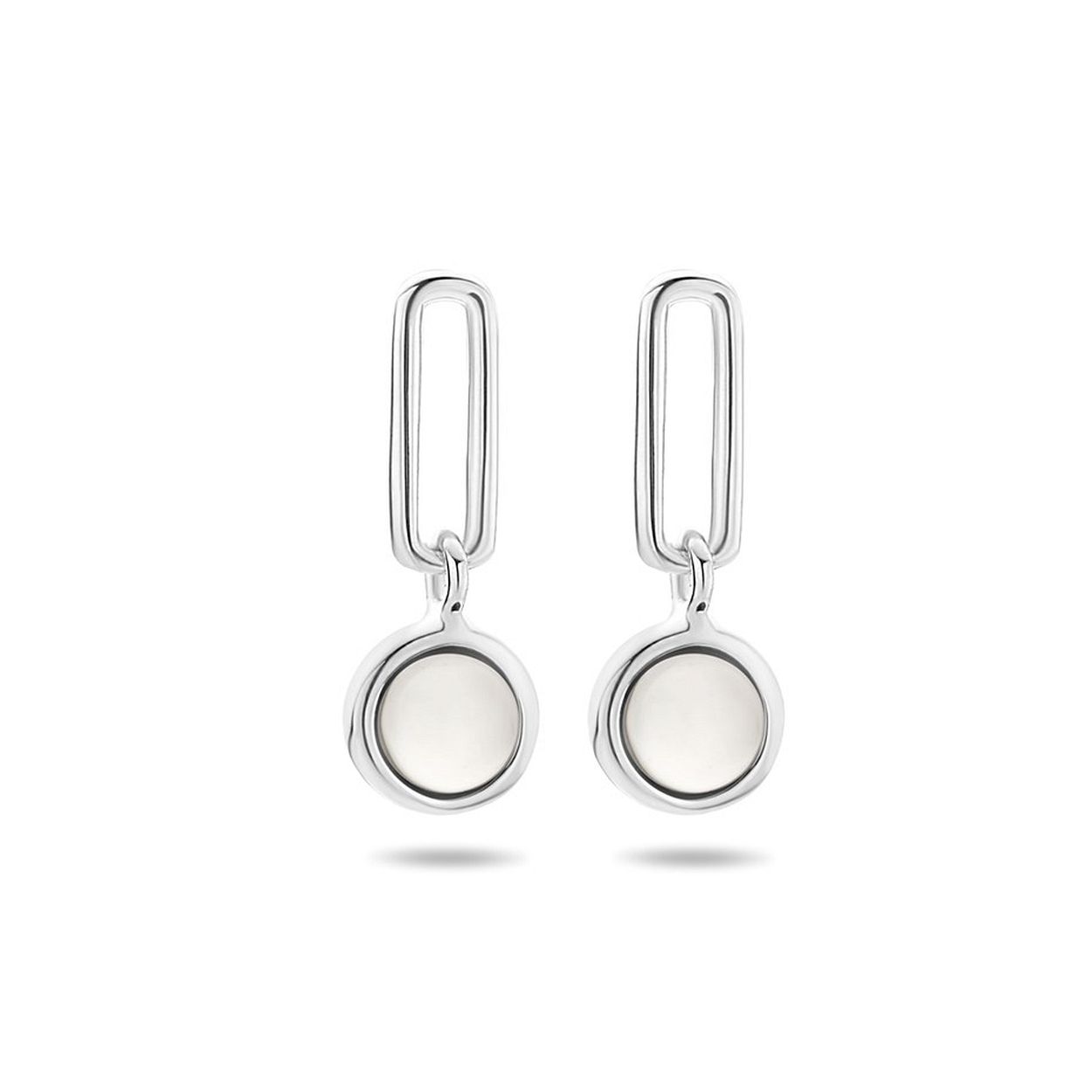 Gerhodineerd 925 zilveren oorhangers uitgevoerd met een schitterende wit chalcedoon. De oorhangers hebben een totale hoogte van 2cm en een breedte van 7mm.