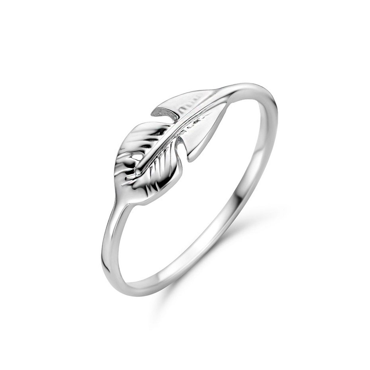 Zilveren ring veertje. De ring heeft een breedte van 5.5mm.