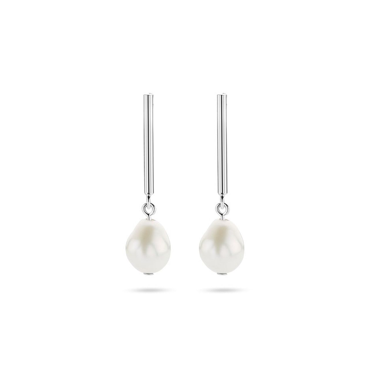 Gerhodineerd 925 zilveren oorhangers uitgevoerd met een zoetwaterparel. De oorhangers hebben een totale hoogte van 2.5cm en een breedte van 6.5mm.