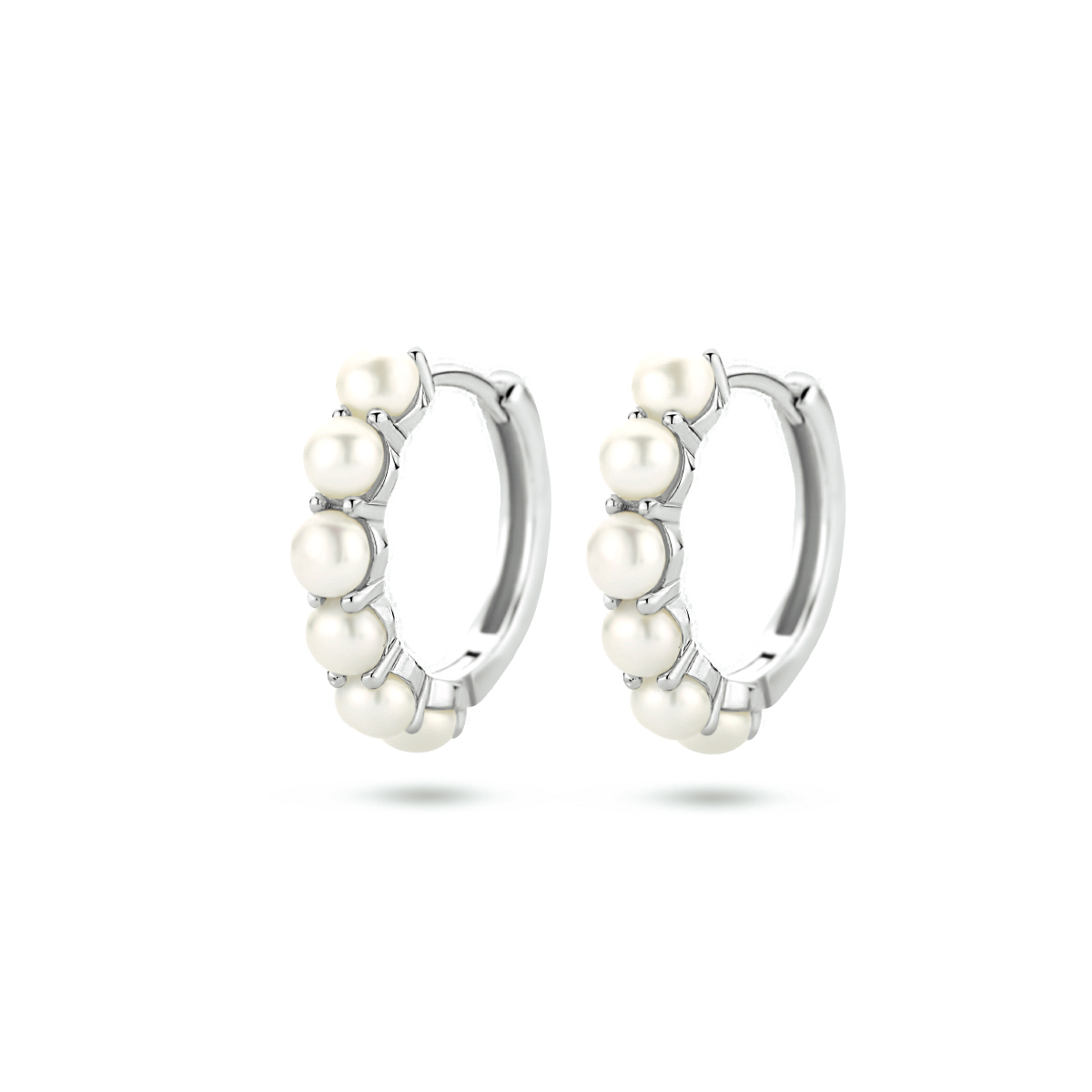 Gerhodineerd 925 zilveren klapoorringen uitgevoerd met parels. De klapoorringen hebben een afmeting van 15x3mm.