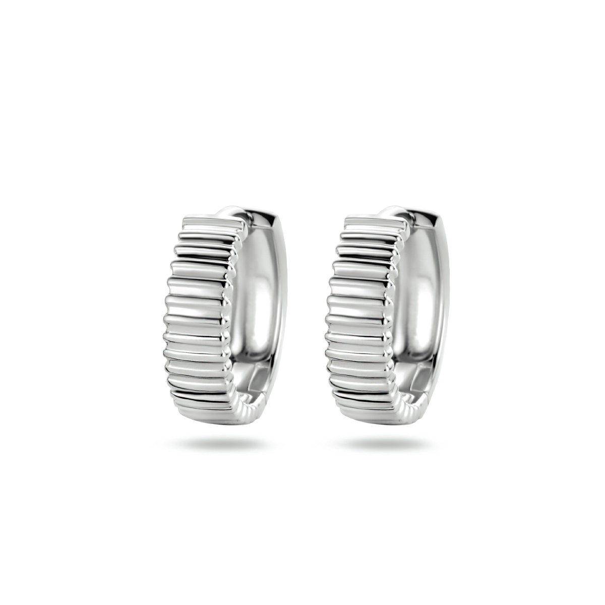 Gerhodineerd 925 zilveren klapoorringen. De klapoorringen hebben een hoogte van 16.5mm.