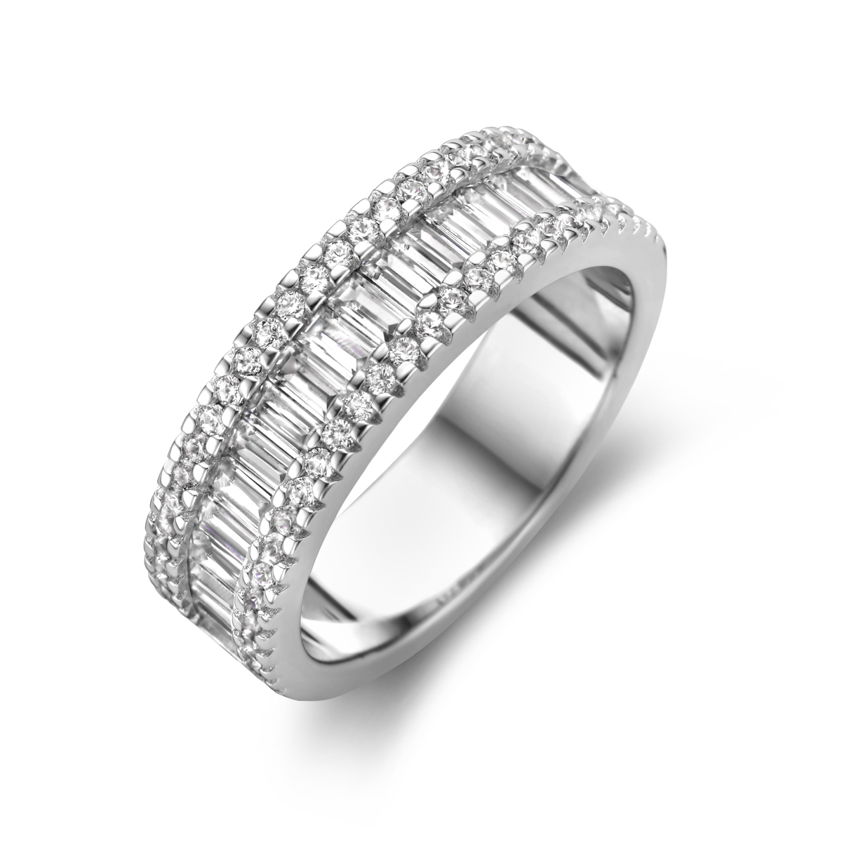 Gerhodineerd 925 zilveren ring uitgevoerd met schitterende zirkonia. De ring heeft een breedte van 6mm.