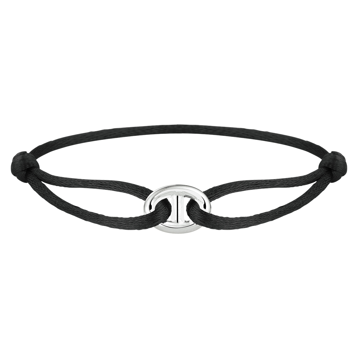 Zwart gevlochten armband uitgevoerd met een 925 zilveren element. De armband heeft draaglengtes van 13 tot 26cm. Het element heeft een afmeting van 10x13.5mm.