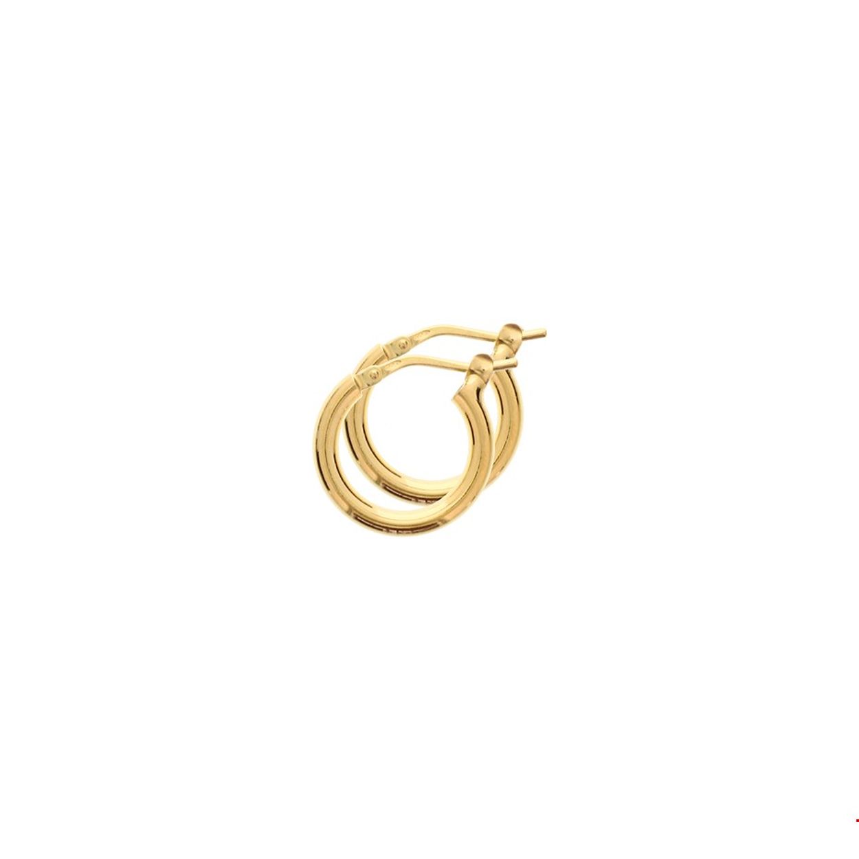  Geelgoud op zilveren creolen met een afmeting van 16x2.5mm uitgevoerd met een ronde buis en stevige scharnier sluiting. Deze basic sieraden zijn gemakkelijk te combineren en kunnen op elk moment gedragen worden.
Breedte: 2 mm