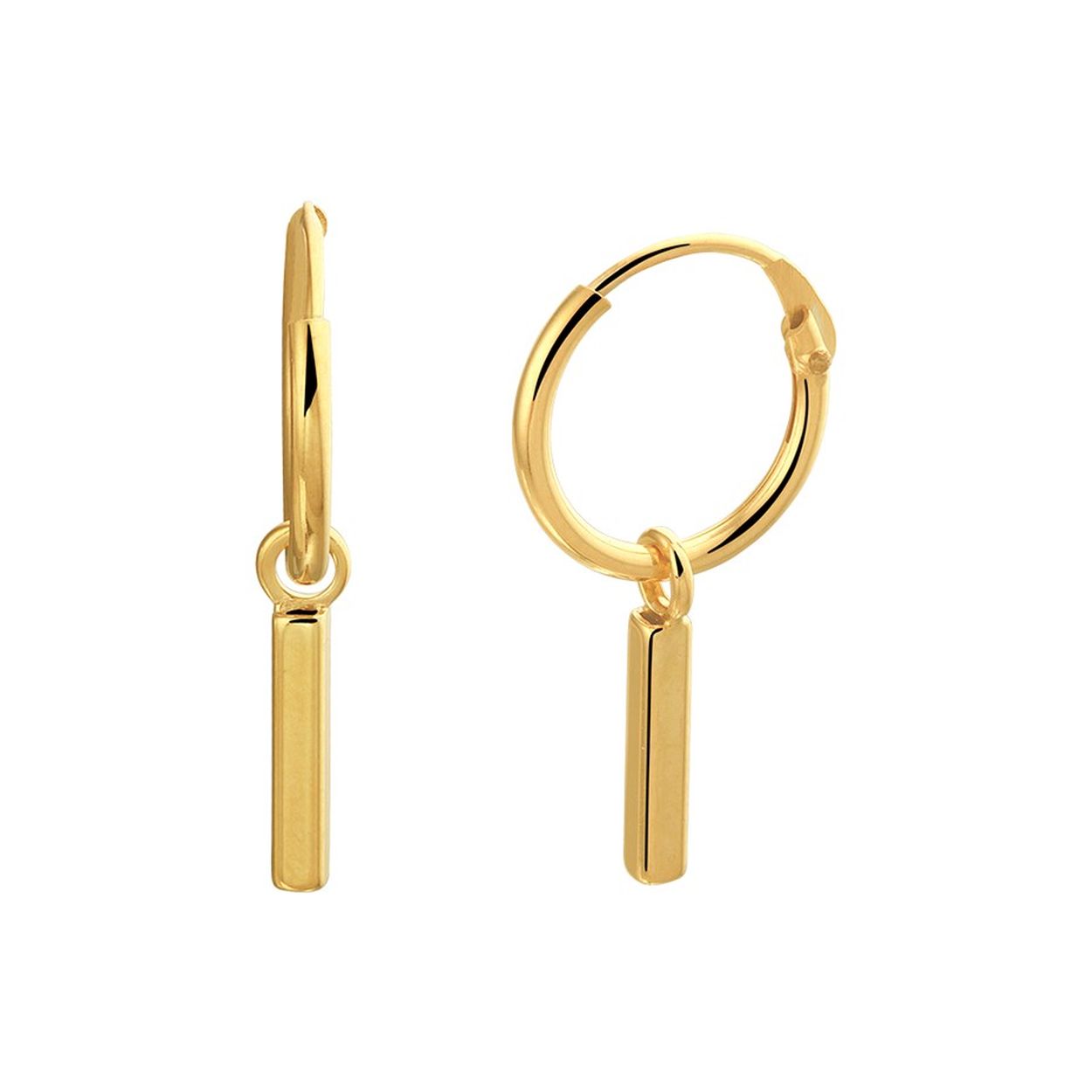 Geelgoud op 925 zilveren oorringen uitgevoerd met een hangertje in de vorm van een balkje. De oorringen hebben een diameter van 12mm en een dikte van 1.5mm. Het balkje heeft een afmeting van 13.5x2mm.